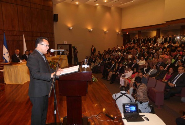 'Este premio va para quienes soñamos construir una Honduras digna”